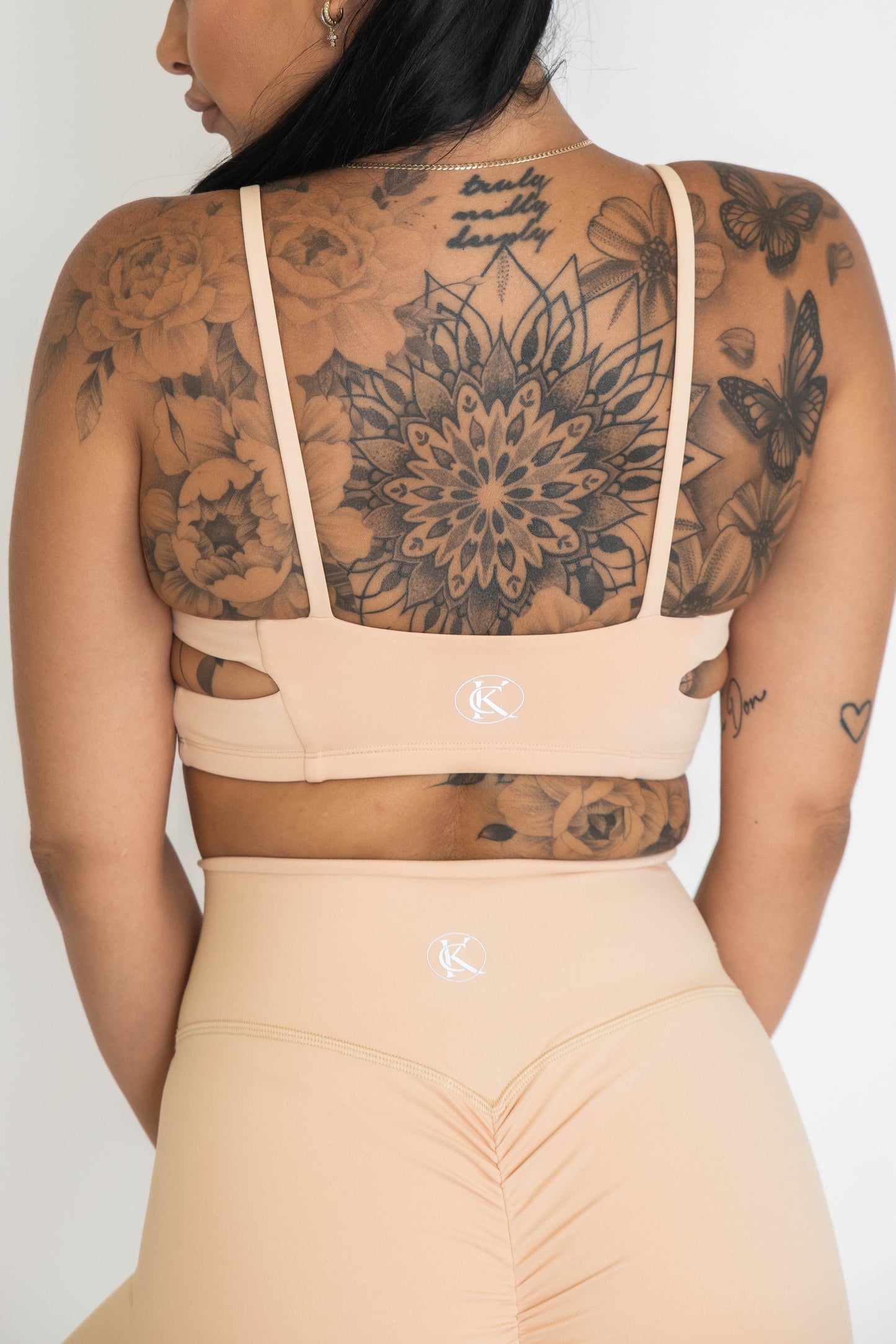 Isla Chic Sports Bra - Sand